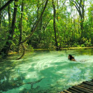 piscina natural Areia que canta em Brotas com água cristalina