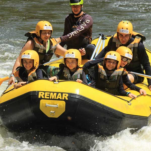 bote-de-mini-rafting-com-a-brotas-rafting-com-casal-e-quatro-crianças-sorrindo