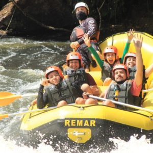 bote-de-rafting-descendo-a-corredeira-com-pessoas-vibrando