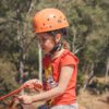 Menina fazendo cavalgada sozinha no cavalo