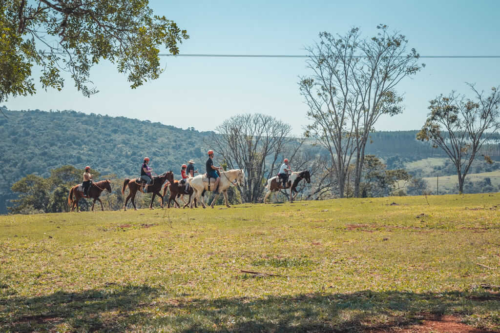 passeio a cavalo na fazenda três quedas