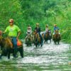Cavalgada da furna passando por dentro do rio