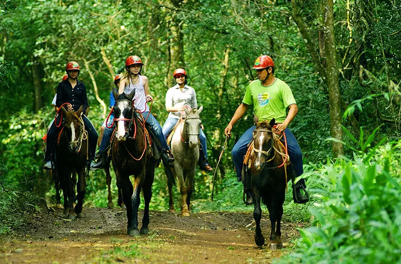 cavalgada em meio a mata recanto das cachoeiras