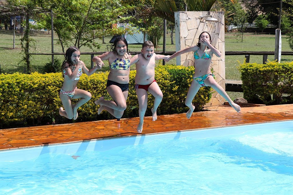 crianças-pulando-na-piscina-do-camping-sakurá-em-brotas