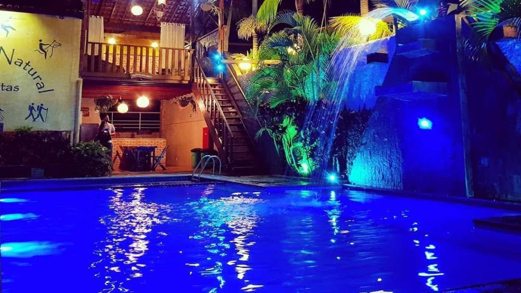 piscina-com-cascata-iluminada-no-periodo-noturno-hotel-pousada-natural-em-Brotas
