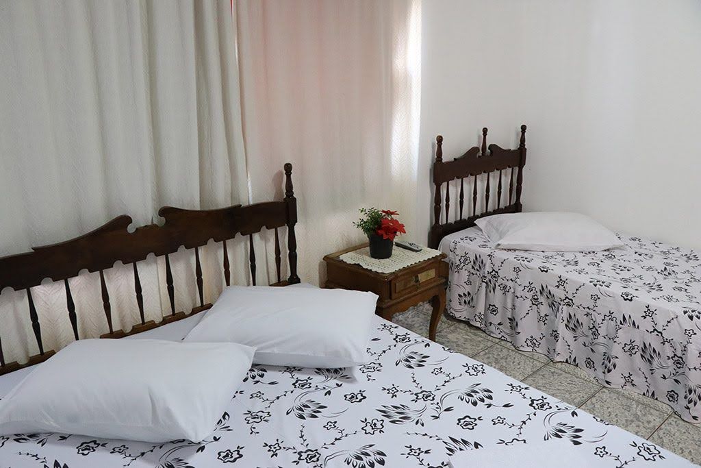 quarto-triplo-com-camas-de-casal-e-solteiro