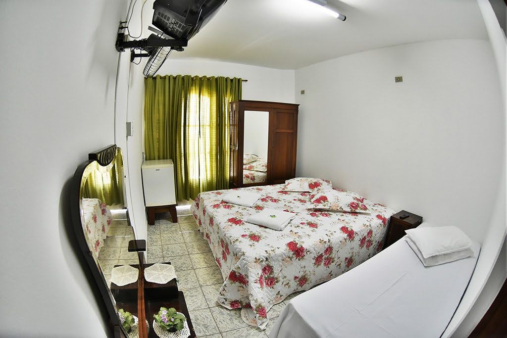 quarto-triplo-com-camas-de-casal-e-solteiro