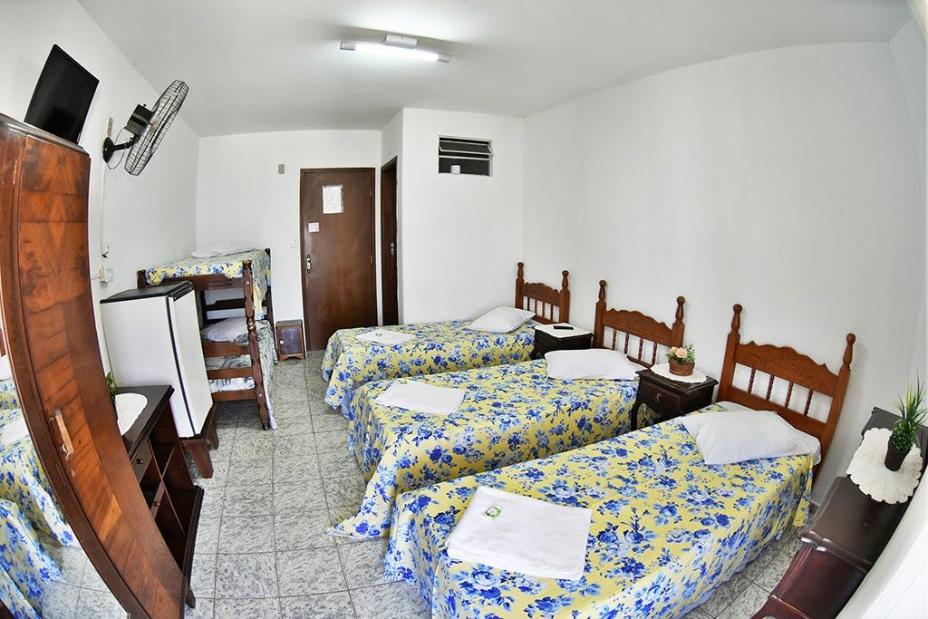 quarto-quintuplo-com-três-camas-de-solteiro-e-uma-beliche