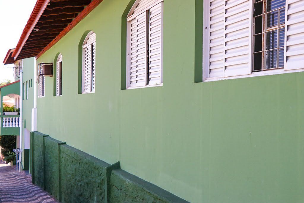 parede-lateral-da-pousada-alvorada-com-janelas-dos-quartos