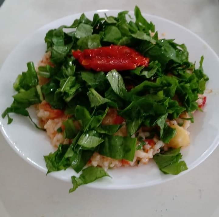 Risoto-com-salada-de-rúclula-e-tomate-seco-servido-no-restaurante