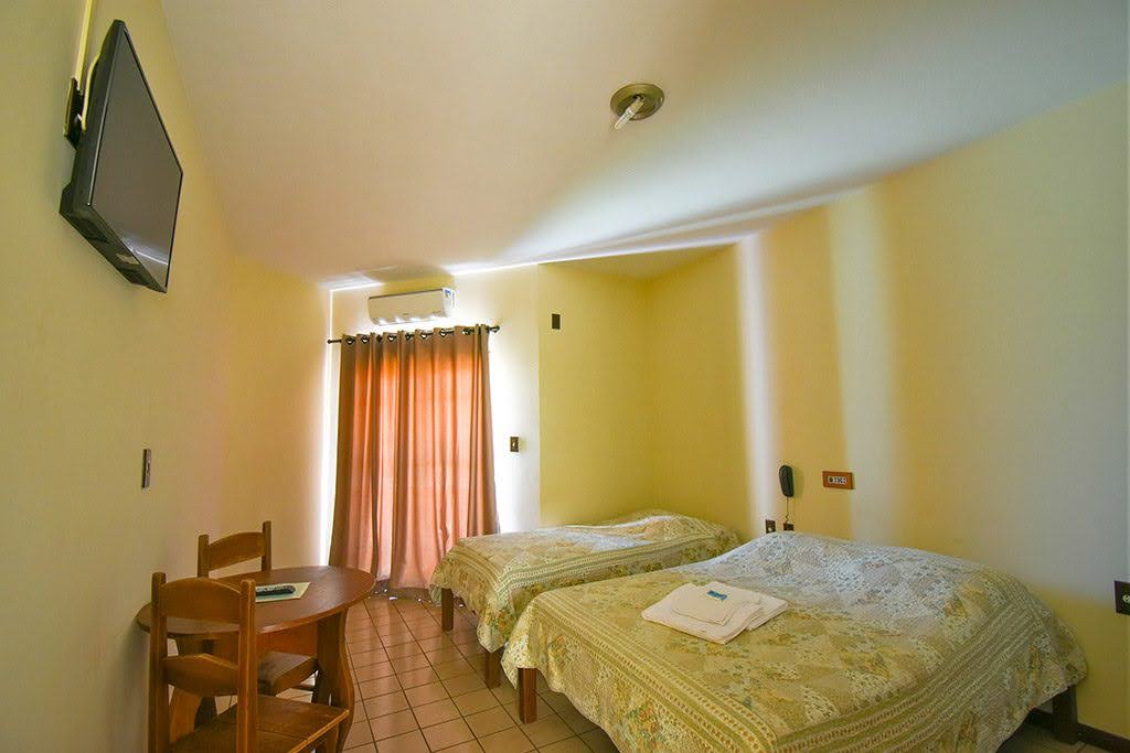 quarto do hotel com cama de casal