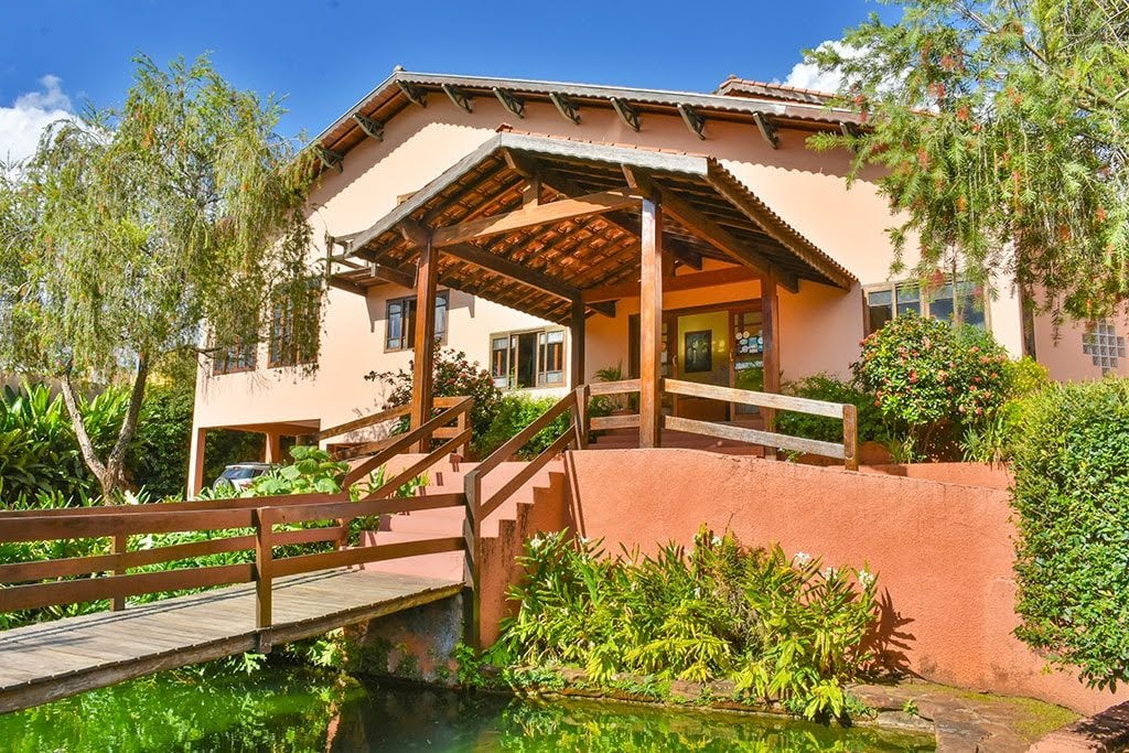 entrada do hotel em brotas com lago de carpas e uma ponte