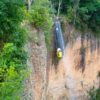 Carro pendurado na cachoeira