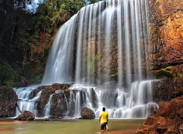 Pessoa observando a cachoeira do astor.