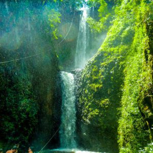 cachoeira casssorova vista com a luz do sol da manhã