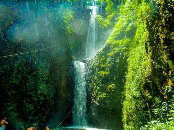 cachoeira casssorova vista com a luz do sol da manhã