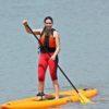 mulher-remando-um-stand-up-no-eco-parque-jacaré-em-Brotas