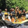 foto de amigos na atividade do rafting