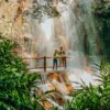 pessoas na plataforma embaixo da cachoeira