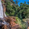 Foto da cachoeira No Prque recanto das cachoeiras visto de lado.