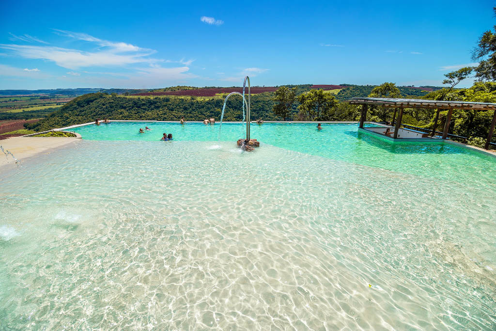 piscina de borda infinita do Parque recanto das cachoeiras