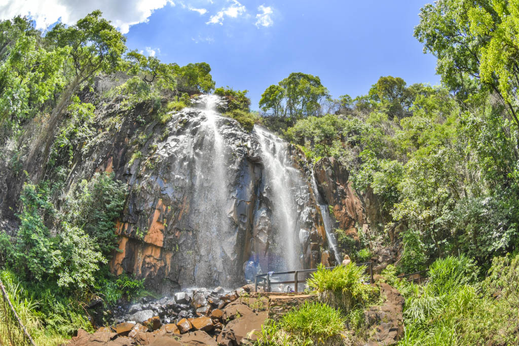 Foto da cachoeira No Prque recanto das cachoeiras visto de frente