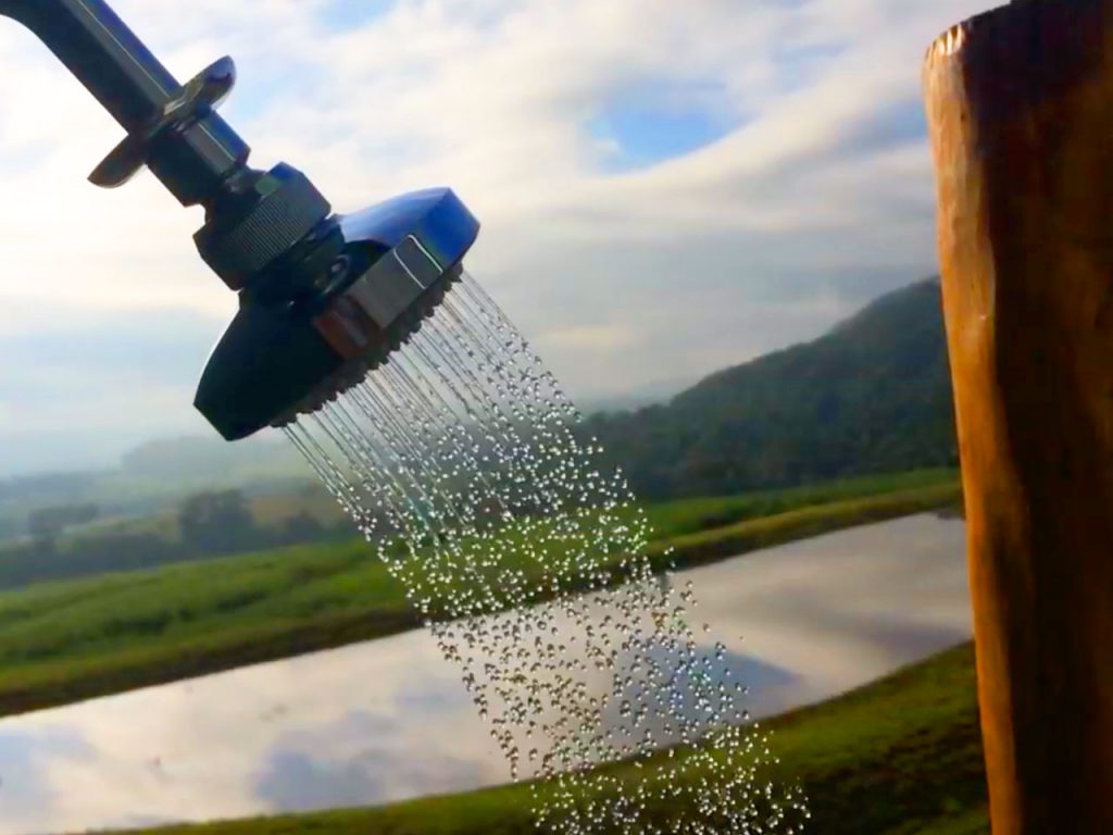 ducha-externa-na-varanda-do-chalé-viva-brotas-com-lago-de-fundo