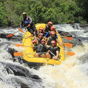 Bote-de-rafting-com-sete-pessoas-descendo-queda-de-dois-metros-e-meio-de-altura-em-degraus