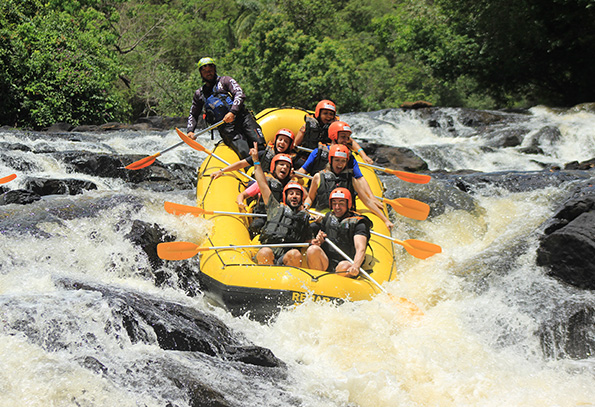 Bote-de-rafting-com-sete-pessoas-descendo-queda-de-dois-metros-e-meio-de-altura-em-degraus