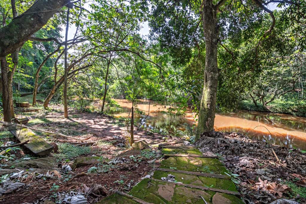 trilha-do-rio-jacaré-dentro-da-pousada.-Local-arborizado-e-muito-bonito.