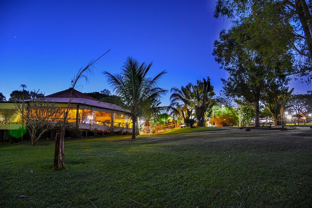 Gramado-em-frente-ao-restaurante-no-por-do-sol