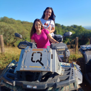 Duas-mulheres-em-quadriciclo-em-Brotas